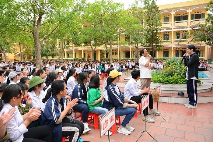 Hội thảo đã diễn ra trong không khí rất vui vẻ và hào hứng, các em học sinh đặt rất nhiều câu hỏi và đều được Giáo sư, Nhà giáo nhân dân Nguyễn Lân Dũng giải đáp. Ảnh: Công Tiến