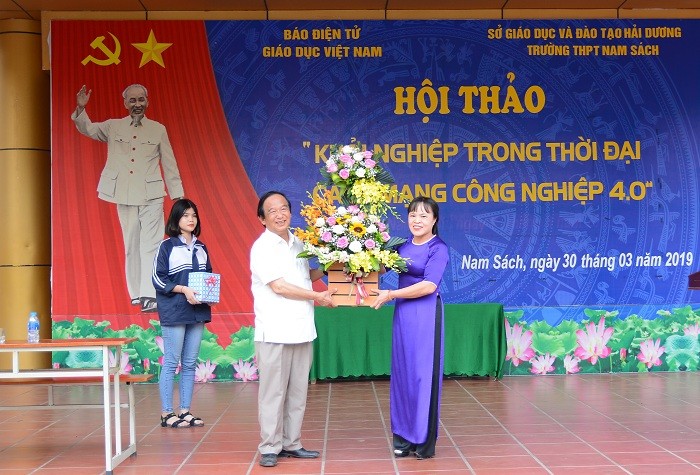 Cô Nguyễn Thị Thúy Hà - Bí thư chi bộ, Hiệu trưởng Trường trung học phổ thông Nam Sách đã có lẵng hoa tươi thắm cảm ơn Giáo sư, Nhà giáo nhân dân Nguyễn Lân Dũng và Ban tổ chức buổi hội thảo. Ảnh: Công Tiến.