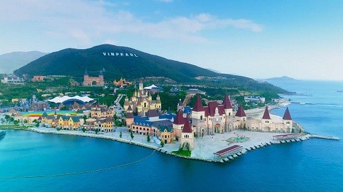 Khu vui chơi giải trí Vinpearl Land Nha Trang đón hàng triệu lượt khách vào vui chơi mỗi năm.