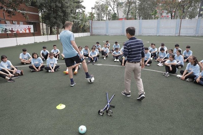 Huấn luyện viên của Manchester City – ông Sean Dwyer chỉ ra các tình huống thông qua bóng đá nên rất dễ hiểu và gần gũi, giúp các em rèn luyện kỹ năng làm việc nhóm, tinh thần đồng đội và hiểu được một nhà lãnh đạo giỏi cần những tố chất gì.