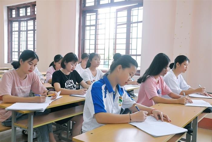 Hiện nay, lớp học tiếng Anh miễn phí đã thu hút hàng trăm sinh viên theo học và duy trì học 2 buổi trong một tuần. Ảnh: daihoctantrao.edu.vn