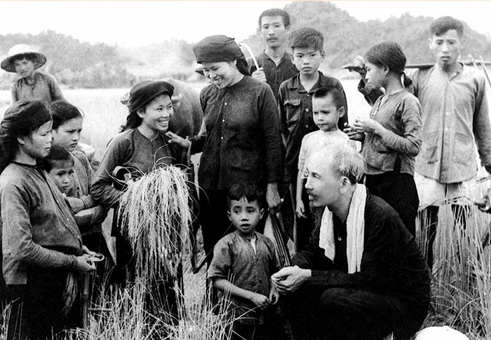 Chủ tịch Hồ Chí Minh thăm đồng bào Hùng Sơn, xã Phục Linh, huyện Đại Từ, tỉnh Thái Nguyên (1954) - Ảnh: Tư liệu