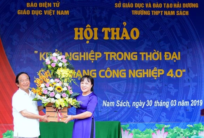 Cô Nguyễn Thị Thúy Hà - Hiệu trưởng Trường trung học phổ thông Nam Sách, tỉnh Hải Dương có lẵng hoa tươi thắm cảm ơn ban tổ chức Hội thảo, Báo Điện tử Giáo dục Việt Nam. Ảnh: Công Tiến