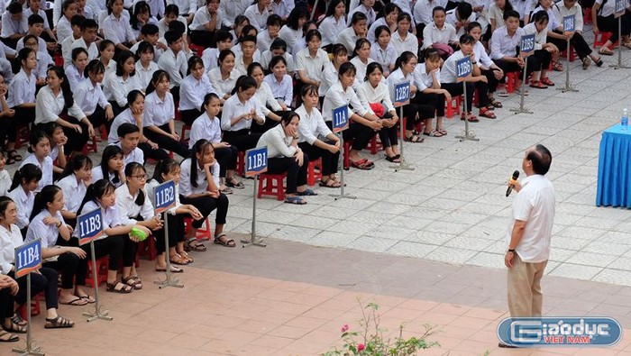 Giáo sư Nguyễn Lân Dũng khích lệ động viên các em học sinh sáng tạo và theo đuổi ước mơ khởi nghiệp. Ảnh: Lại Cường.