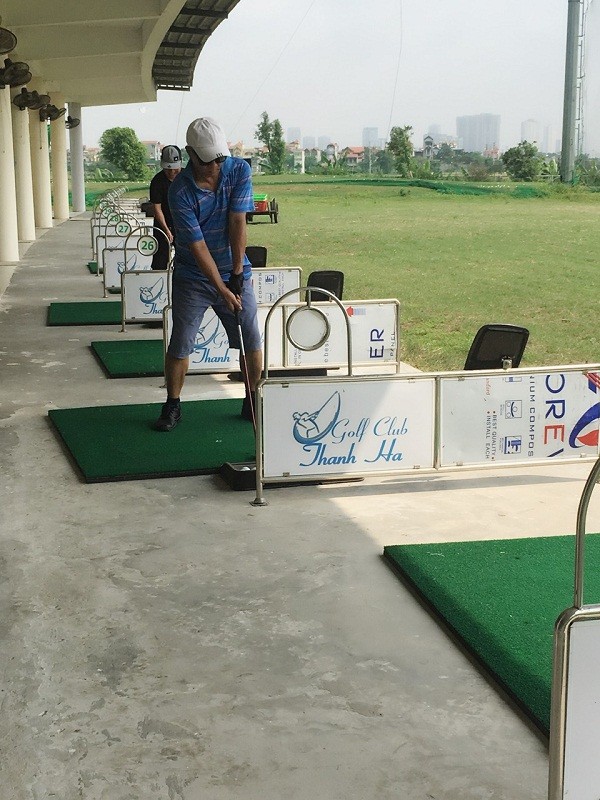 Các tay golf sẵn sàng tư thế để đánh bóng.