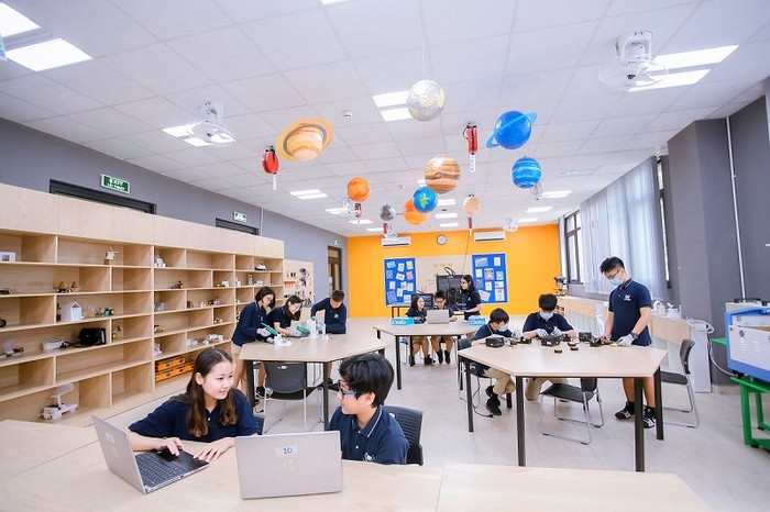 Vinschool đã cho ra mắt các trung tâm sáng tạo và thực nghiệm Innovation Center dành cho học sinh Trung học và Maker Space dành cho học sinh Tiểu học. Tại đây, các em học sinh có thể thực hiện các Dự án Khoa học và thực hành chế tạo sản phẩm với các thiết bị hiện đại như máy in 3D, máy cắt laser, các bộ vi xử lý…