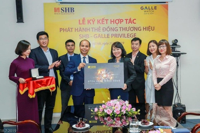 Với sự hợp tác này, chủ thẻ đồng thương hiệu SHB-GALLE PRIVILEGE sẽ có những trải nghiệm thú vị và tiện lợi mỗi khi mua sắm, đặc biệt là các sản phẩm đồng hồ của Galle Watch.