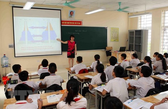 Giáo viên chủ nhiệm phải kiêm luôn việc thu tiền đóng góp của học sinh (Ảnh minh họa: TTXVN).