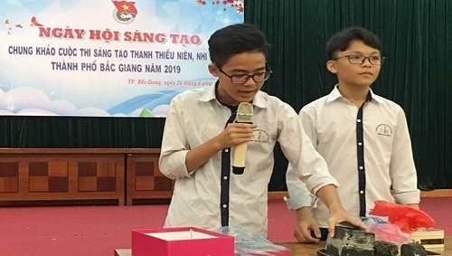 Tác giả Lê Hoàng Khoa, Đoàn Bình An - Trường trung học cơ sở Lê Qúy Đôn, Bắc Giang thuyết minh về sản phẩm Tạo bê tông từ rác thải nhựa và túi nilon (Ảnh: baobacgiang.com.vn).