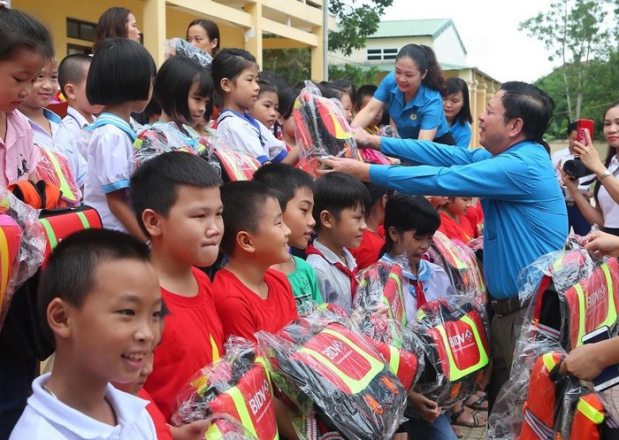 BIDV trao 5.000 cặp phao tặng học sinh có hoàn cảnh khó khăn nhân dịp khai giảng năm học mới.