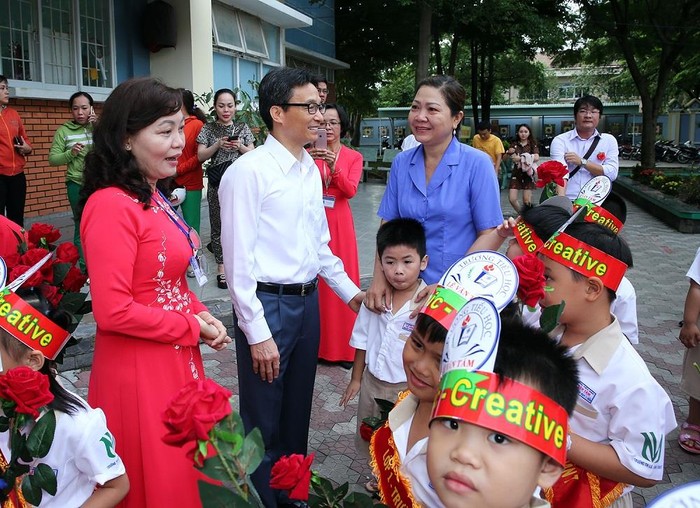 Phó Thủ tướng thăm hỏi, trò chuyện với cán bộ, giáo viên nhà trường. Ảnh: VGP/Đình Nam.