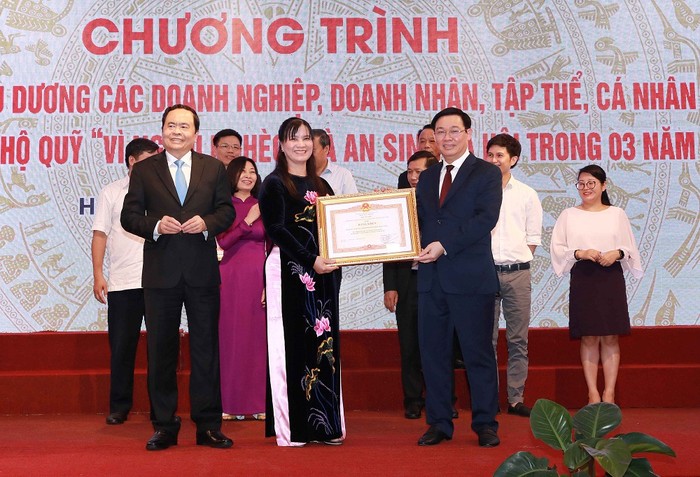 Phó Thủ tướng Vương Đình Huệ tặng Bằng khen cho các tập thể và cá nhân đạt thành tích xuất sắc. Ảnh: VGP/Thành Chung