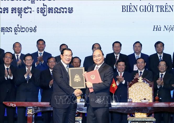 Thủ tướng Nguyễn Xuân Phúc và Thủ tướng Vương quốc Campuchia Samdech Techo Hun Sen ký Hiệp ước bổ sung Hiệp ước hoạch định biên giới quốc gia năm 1985 và Hiệp ước bổ sung năm 2005 giữa Cộng hoà xã hội chủ nghĩa Việt Nam và Vương quốc Campuchia. Ảnh: Thống Nhất/TTXVN