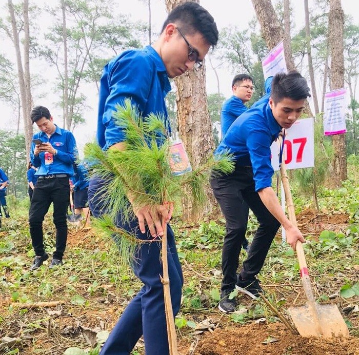 Lê Minh Đức (cầm xẻng) không những học giỏi mà còn tích cực tham gia các hoạt động xã hội. Ảnh: MĐ.