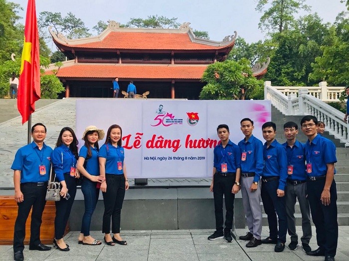 Lê Minh Đức (thứ 5 đếm từ bên phải) học giỏi “toàn năng” vào đảng khi tròn 18 tuổi và là đảng viên trẻ tiêu biểu toàn quốc năm 2019. Ảnh: MĐ.