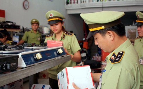 Kiểm tra, ngăn chặn hàng giả, hàng nhái, hàng kém chất lượng. (Ảnh minh họa: baochinhphu.vn).