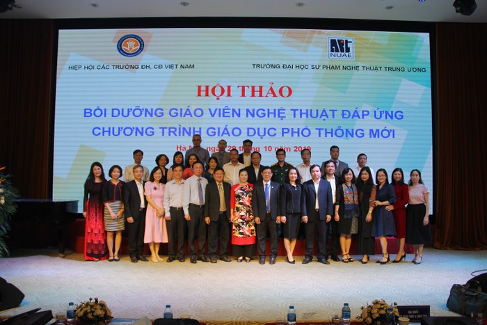 Các vị đại biểu chụp ảnh lưu niệm tại Hội thảo khoa học “Bồi dưỡng giáo viên nghệ thuật đáp ứng chương trình giáo dục phổ thông mới”.