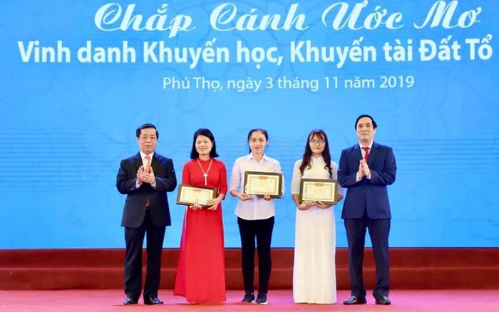 Bí thư Tỉnh ủy Bùi Minh Châu và Phó thống đốc ngân hàng Nhà nước Việt Nam Nguyễn Kim Anh tặng thưởng cho em Hoàng Thị Huyền Trang (đạt huy chương Đồng Olympic Quốc tế Sinh học lần thứ 30); em Ngô Thu Hà - học sinh chuyên Toán, Trường trung học Phổ thông Chuyên Hùng Vương (thủ khoa cả nước có điểm thi xét tuyển đại học 29,8 điểm) và cô Nguyễn Thu Hằng - Giáo viên giảng dạy bộ môn Sinh học của em Hoàng Thị Huyền Trang. (Ảnh: Phú Thọ Đất Tổ)