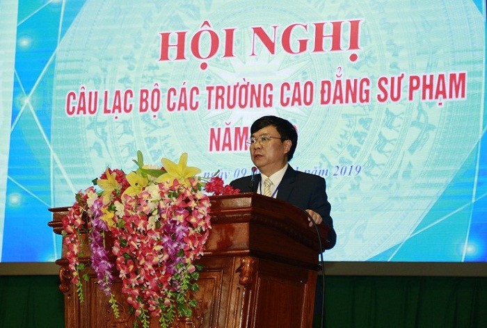 Phó giáo sư, Tiến sĩ Lưu Tiến Hưng - Bí thư Đảng ủy, Hiệu trưởng Trường cao đẳng Sư phạm Nghệ An phát biểu tại Hội nghị.