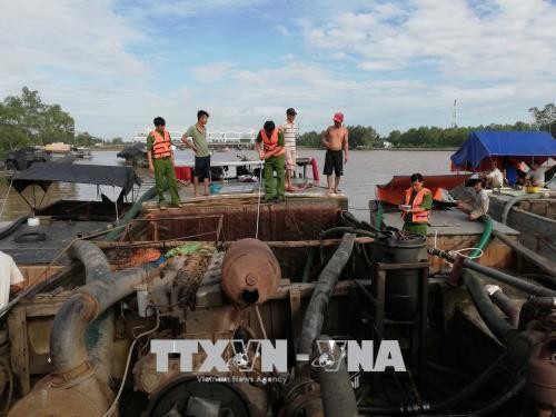 Hiện trường vụ một khai thác cát trái phép trên sông Cổ Chiên, tỉnh Trà Vinh. Ảnh: Thanh Hòa/TTXVN.