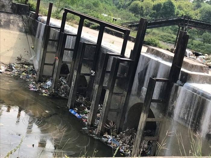 Ngay cả khi trơ đáy Kênh Bắc vẫn “nhận” đầy rác (ghi nhận ngày 28/9/2019).