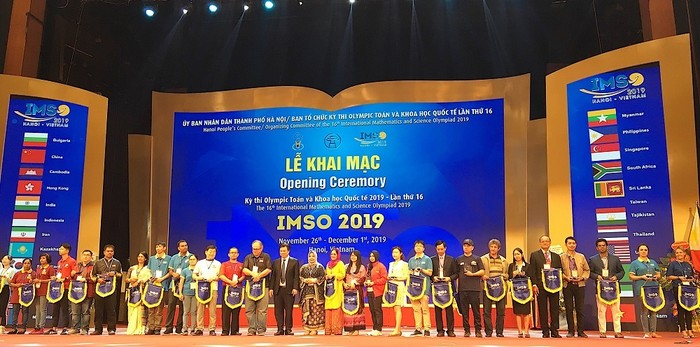 Đại diện các đoàn tham dự Kỳ thi Olympic Toán và Khoa học quốc tế (IMSO 2019) nhận kỉ niệm chương lưu niệm.