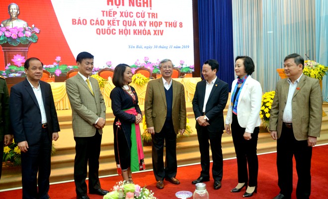 Đồng chí Thường trực Ban Bí thư Trần Quốc Vượng trao đổi với lãnh đạo tỉnh Yên Bái.