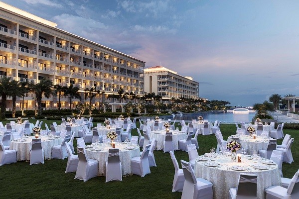 Tiệc ngoài trời sang trọng bên bể bơi vô cực tại Sheraton Grand Đà Nẵng Resort.