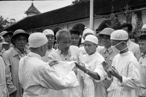 Chủ tịch Hồ Chí Minh thăm Bệnh viện Quân y Hải Phòng (5/1957). (Ảnh: TTXVN).