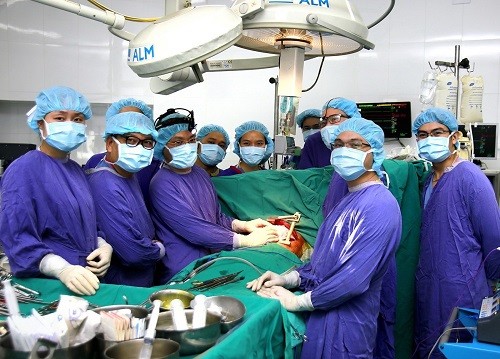 Năm 2018, lần đầu tiên các chuyên gia Việt Nam thực hiện ghép phổi thành công và tiến hành lấy đồng thời 6 tạng từ cùng một người cho chết não để ghép cho 5 bệnh nhân. (Ảnh: TTXVN)