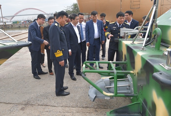 Các đại biểu tham quan xuồng CQ-01 đã được đóng hoàn thiện để đưa vào sử dụng trên quần đảo Trường Sa.