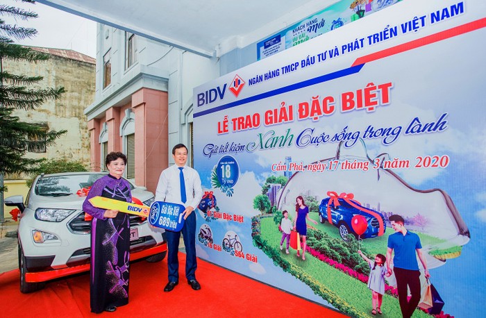 Đại diện Ban Giám đốc BIDV Cẩm Phả trao giải đặc biệt chương trình “Gửi tiết kiệm xanh, cuộc sống trong lành”.