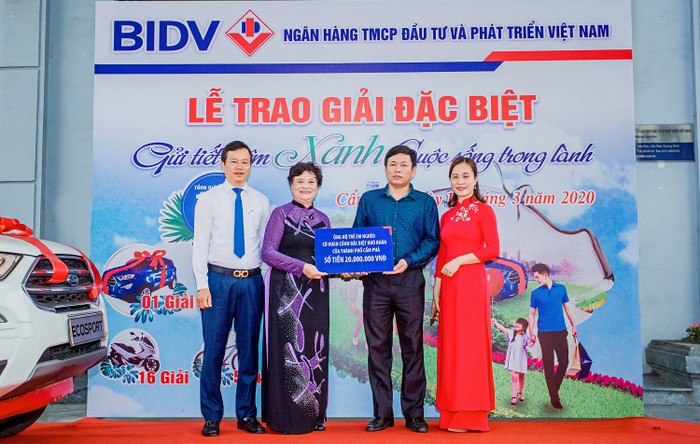 Bà Phạm Thị Liên, trúng giải đặc biệt, trao quà cho trẻ em có hoàn cảnh khó khăn thông qua đại diện Lãnh đạo Thành Phố Cẩm Phả.