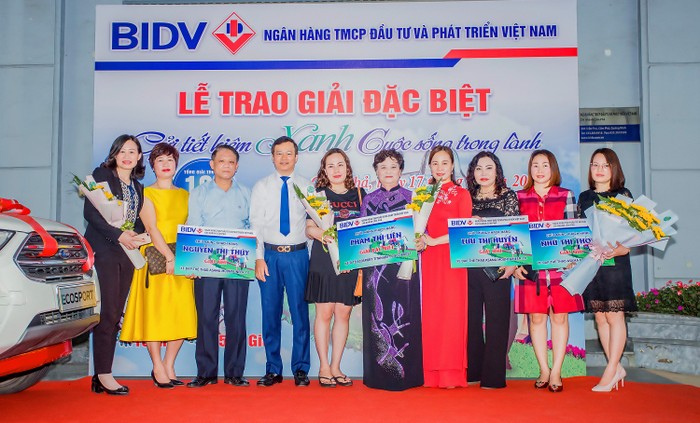 Niềm vui của các khách hàng trúng giải khi gửi tiết kiệm tại BIDV.