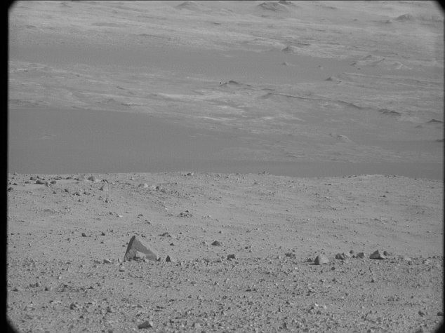 Những bức ảnh cho thấy hình ảnh những viên đá nhấp nhô trên bề mặt sao Hỏa