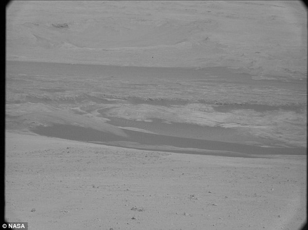 Những bức ảnh cho thấy vẻ đẹp hoang sơ của bề mặt sao Hỏa và cũng giúp các nhà điều hành tìm kiếm những địa điểm khác để con tàu Curiosity đi tới và khám phá.