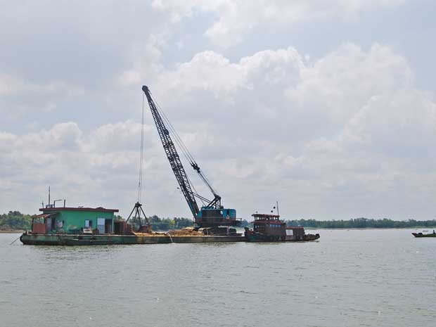 Đơn vị thực hiện dự án đang đẩy nhanh tiến độ nạo vét - tận thu cát trên sông Đồng Nai