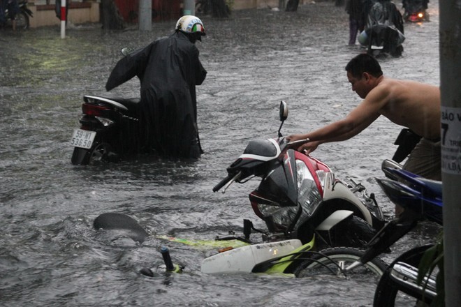 Lưu thông trong tình cảnh này thì tai nạn là điều khó tránh khỏi. Ảnh: TL