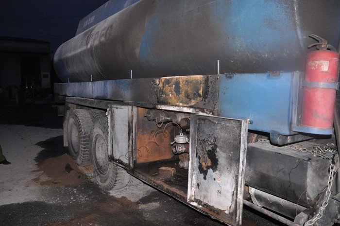 Chiếc xe bồn bị lửa táp trong khi đang chứa đầy xăng, suýt nữa gây ra thảm họa