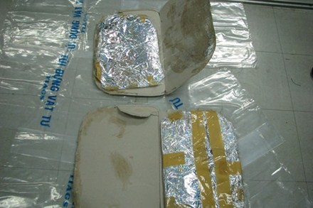 Số ma túy tang vật cơ quan chức năng thu được bên trong hành lý của Khamchanh Daovone