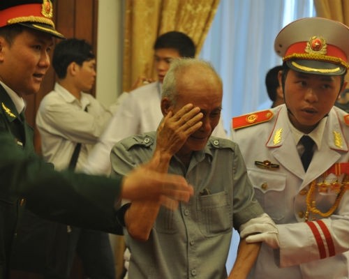 "Hôm nay em được gặp lại Anh Cả!" - người cựu chiến binh này đã thốt lên như thế khi thắp hương cho Đại tướng