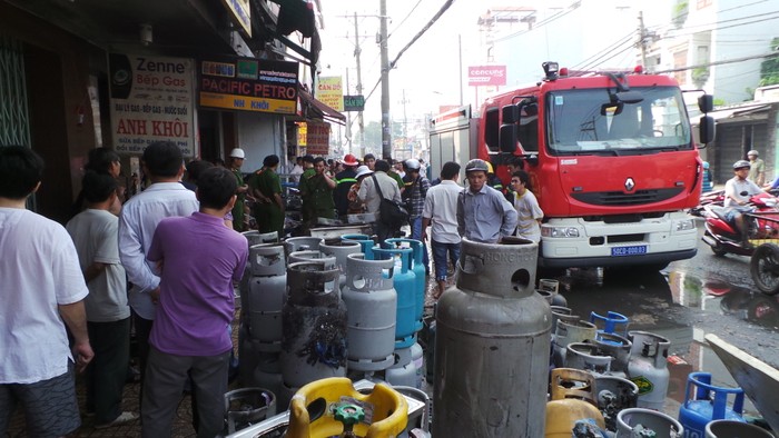 Lực lượng PCCC nhanh chóng chuyển các bình gas còn lại ra ngoài