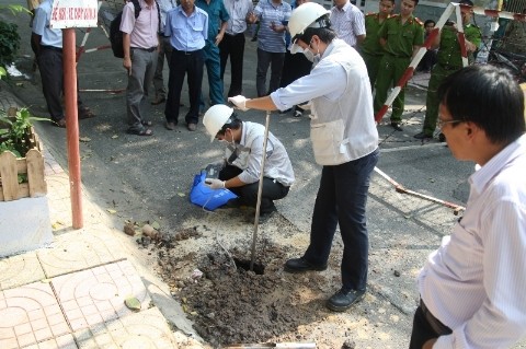 Tiếp tục khoan sâu xuống mặt đường để thu thập mẫu khoáng chất