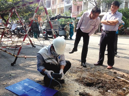 Thu thập thêm không khí dưới "hố đen" để mang về phòng thí nghiệm phân tích