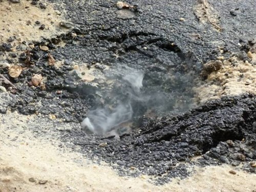 Sau vụ phát nổ, khói vẫn bốc ra nghi ngút từ trong lòng "hố đen".