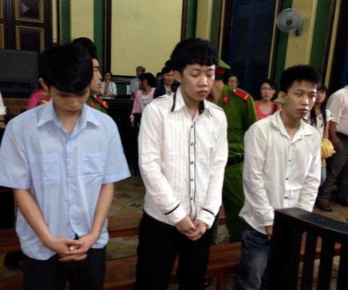 Từ trái qua: Trân - Quang - Lên tại phiên tòa sơ thẩm