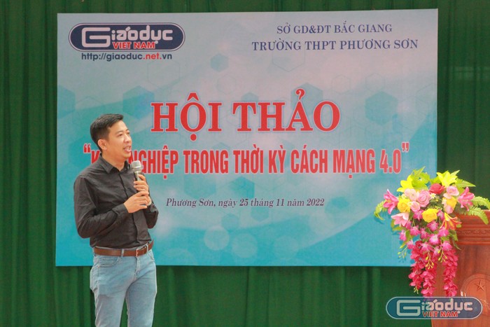 Nhà văn, nhà báo, diễn giả Hoàng Anh Tú chia sẻ tại Hội thảo “Khởi nghiệp trong thời kỳ cách mạng công nghiệp 4.0”