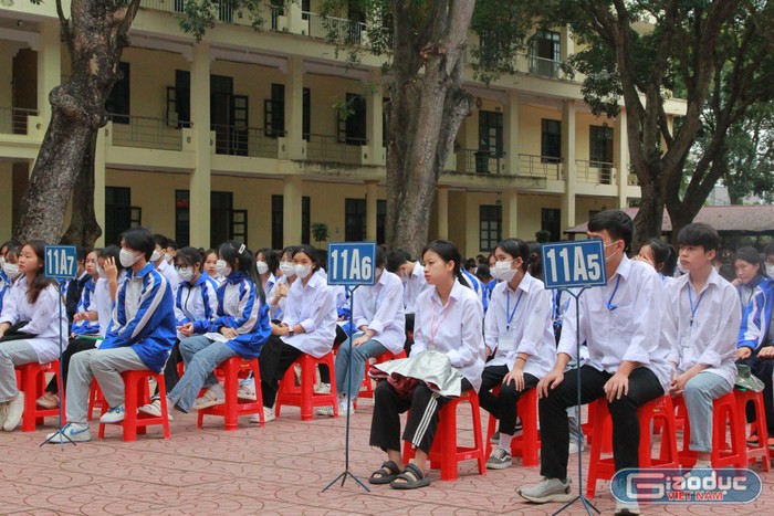 Học sinh Trường Trung học phổ thông Cẩm Lý lắng nghe chia sẻ trong Hội thảo sáng ngày 25/11