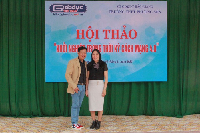 Thạc sĩ Lý luận Văn học Nguyễn Dung Nghi chụp ảnh cùng nhà văn, nhà báo, diễn giả Hoàng Anh Tú tại Hội thảo.