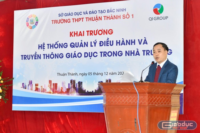 Thầy Lê Nho Duy - Phó Hiệu trưởng Trường Trung học phổ thông Thuận Thành số 1 tỉnh Bắc Ninh phát biểu trong Lễ Khai trương. (Ảnh: Mai Huệ).